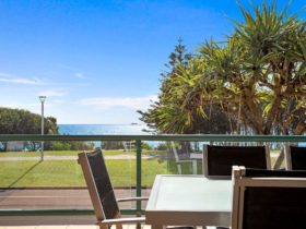 Apartment 3 Surfside - Byron Bay - Veranda Dining and View