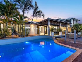 La Vida - Gold Coast - Sunset View of Pool and Back of House