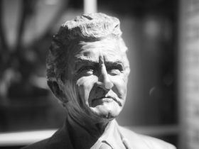Bob Hawke bronze bust