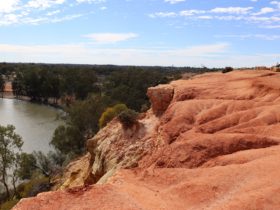 Situated on the clifftop above Habel's Bend on the Murray River, the lookout offers stunning views.
