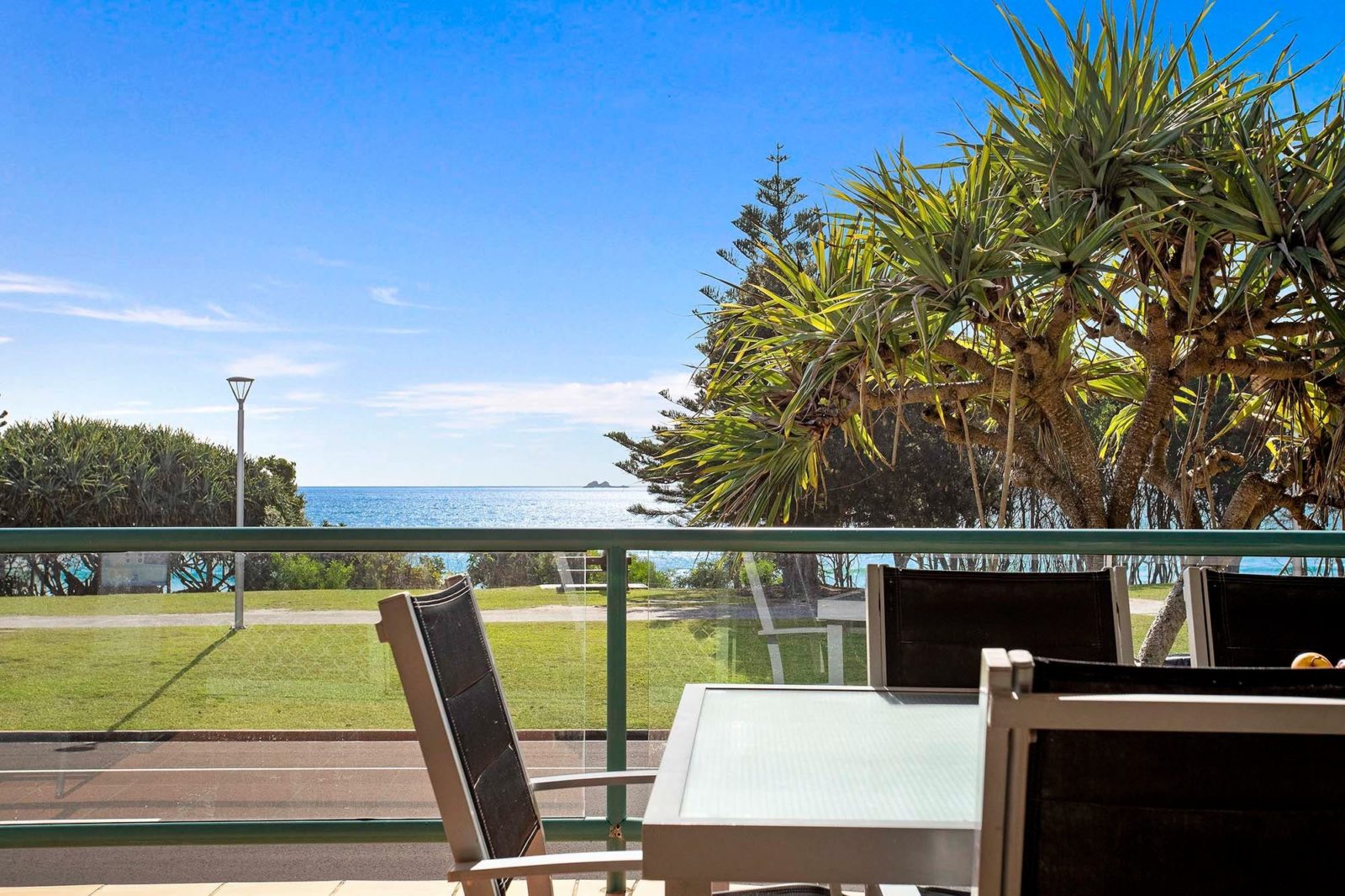 Apartment 3 Surfside - Byron Bay - Veranda Dining and View