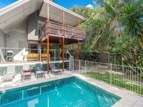 Ariel's on the Beach - Byron Bay - Pool and House