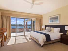 Superior King Room with River View and Spa Bath