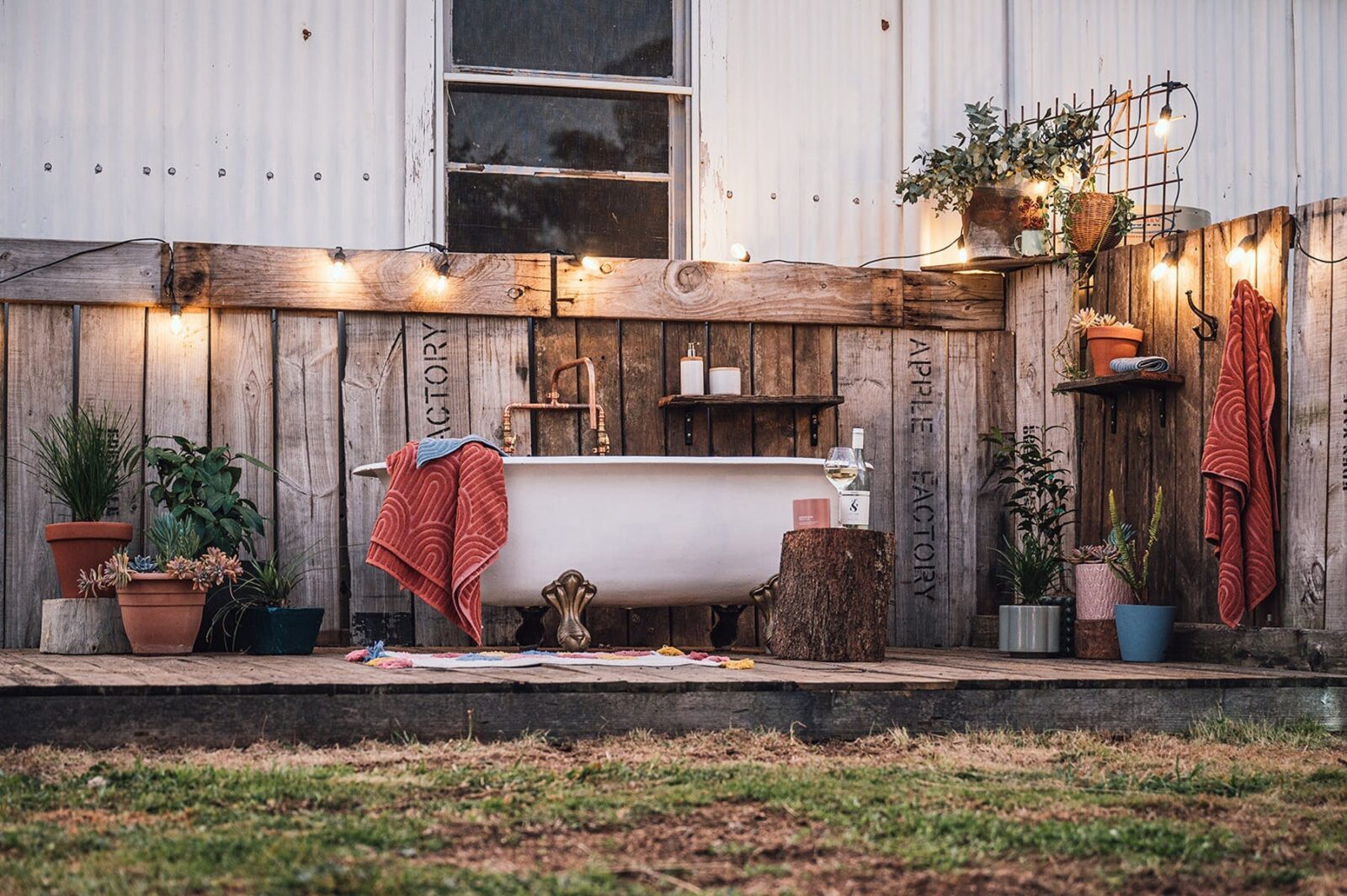 Relax at night in the outdoor bath and gaze up at the night sky