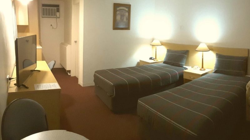 Comfortable Twin room for two guests. Television, ensuite and comfortable seating