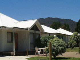 Comfortable 2 bedroom self contained cabins near cafes and shops