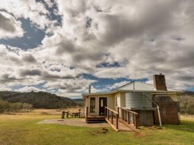 The exterior of Mooraback Cabin in Werrkimbe National Park. Photo: David Waugh © DPE