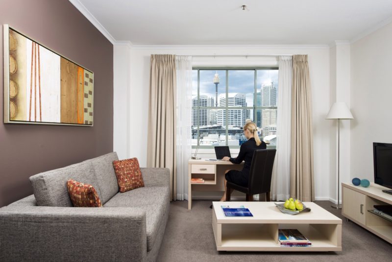Oaks-Goldsbrough-Apartments-1-Bedroom-City-Skyline-Living-lifestyle-3000