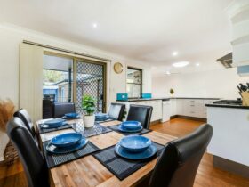 Dining and Kitchen - Parkview Yamba Escape