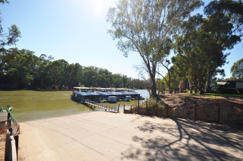 Houseboats on Murray River at Merool Holiday Park