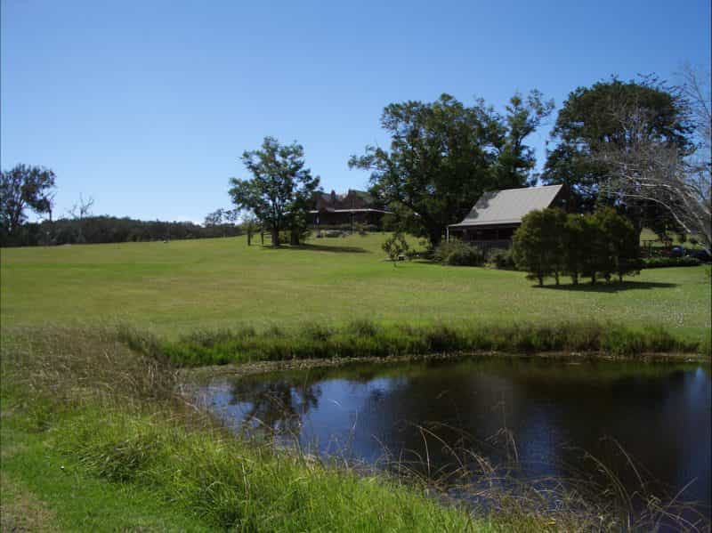 Both House and Cottage enjoy magnificent views over grazing country and great dividing range