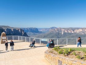 Visitors at Govetts Leap lookout in Blue Mountains National Park. Simone Cottrell/DPE © DPE
