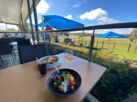 Outdoor dining at Tradies Helensburgh
