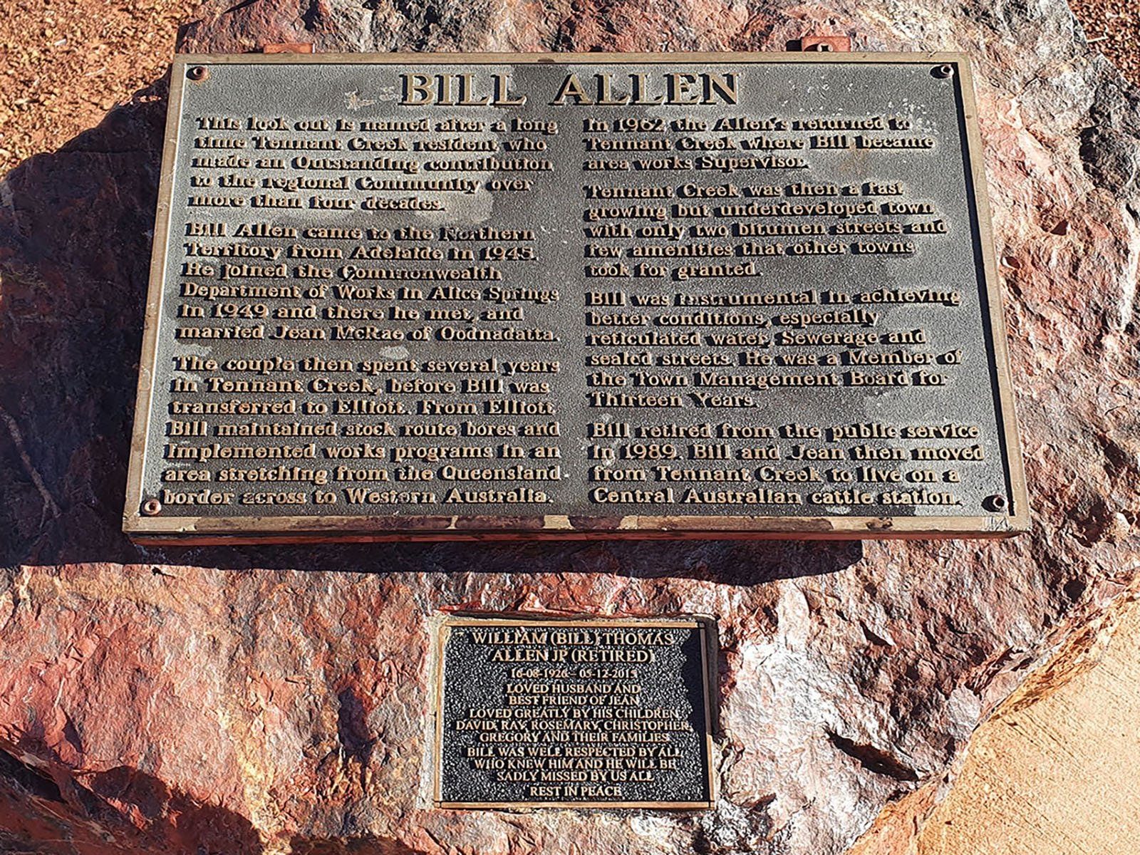 Plaque on a rock describing Bill Allen