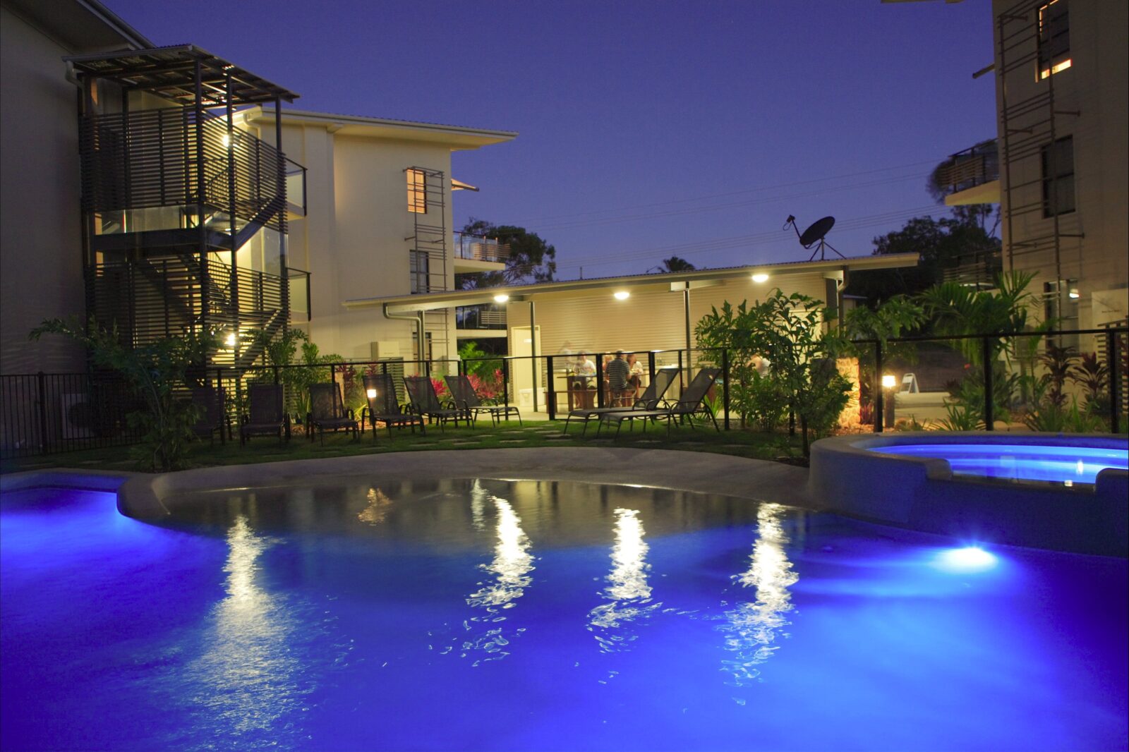 Enticing pool in the evening, relax & enjoy a BBQ and look at the night lights