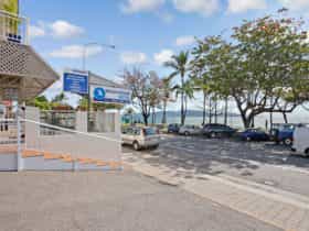 A clean comfortable motel right in the heart of the Townsville Strand.
