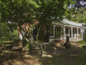 Grevillea Cottage, with BBQ and outdoor furniture