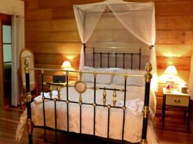 Oak Cottage Queen Brass Bed