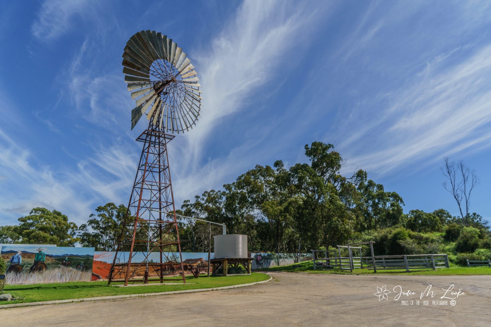 The Comet Windmill & Outback Mural
