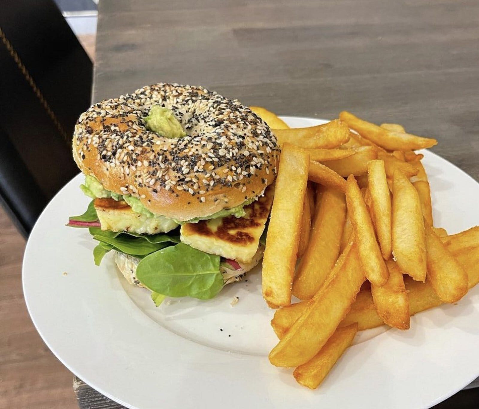 Veggie Bagel and chips