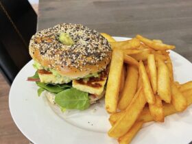 Veggie Bagel and chips