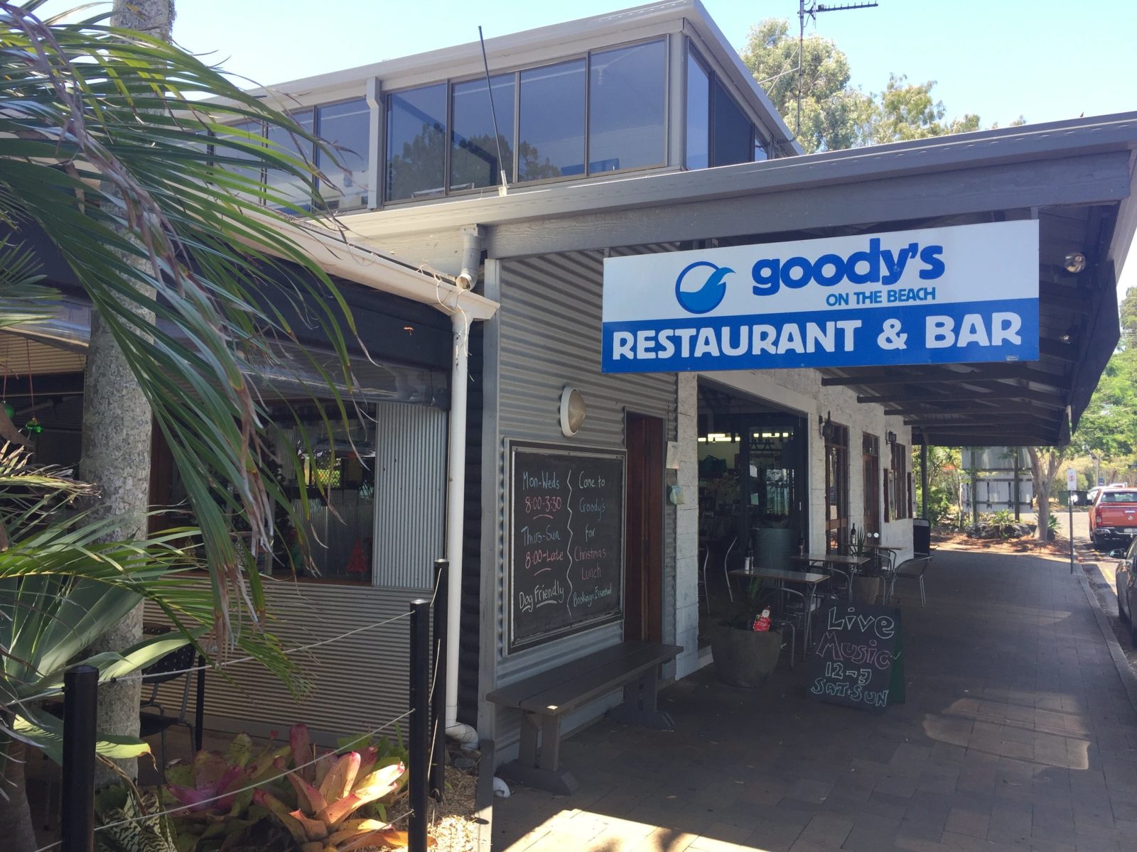 photo of the street side entrance to Goody's on the Beach