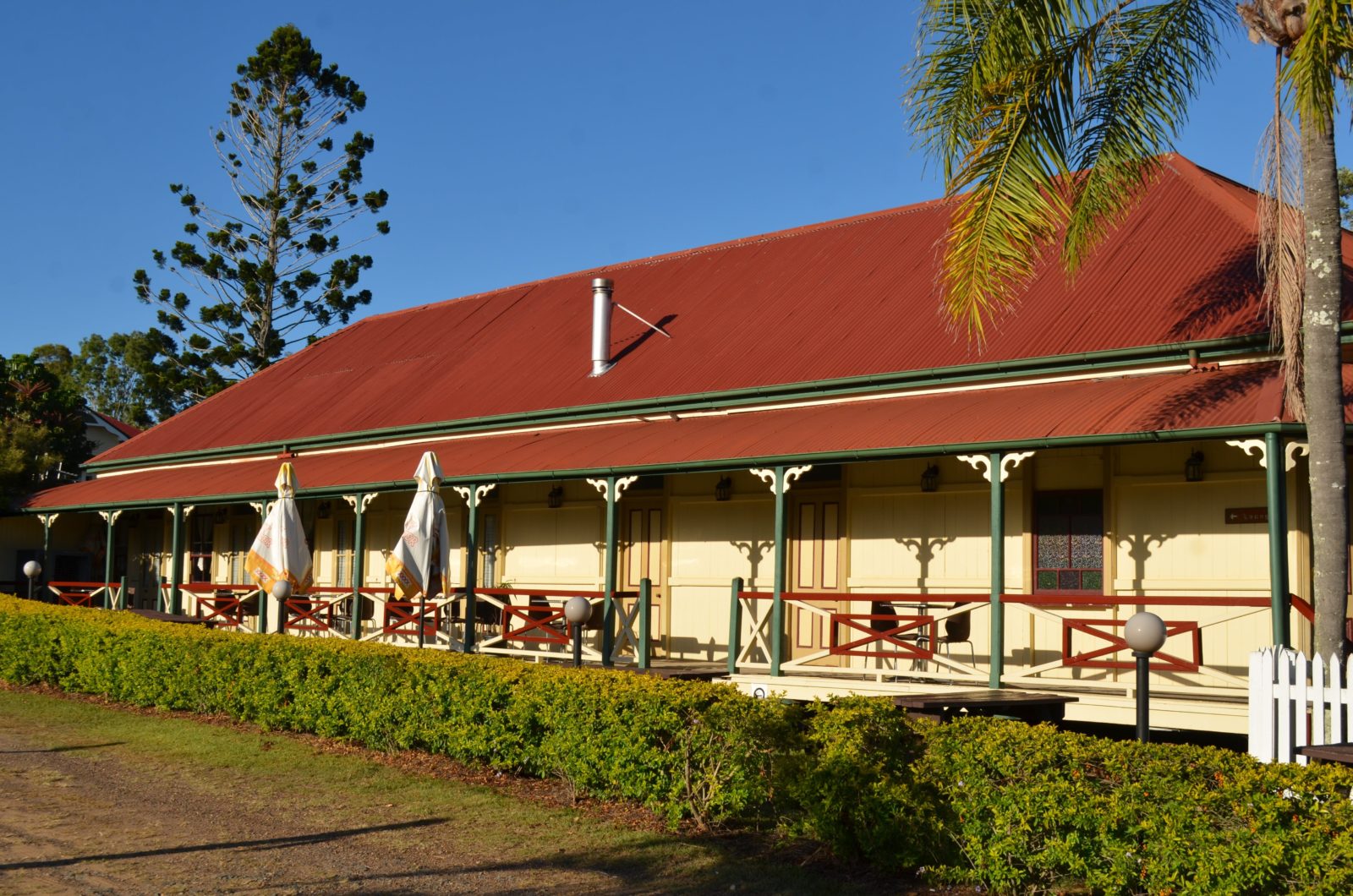photo showing the front verandah area of the Hideaway Station Hotel
