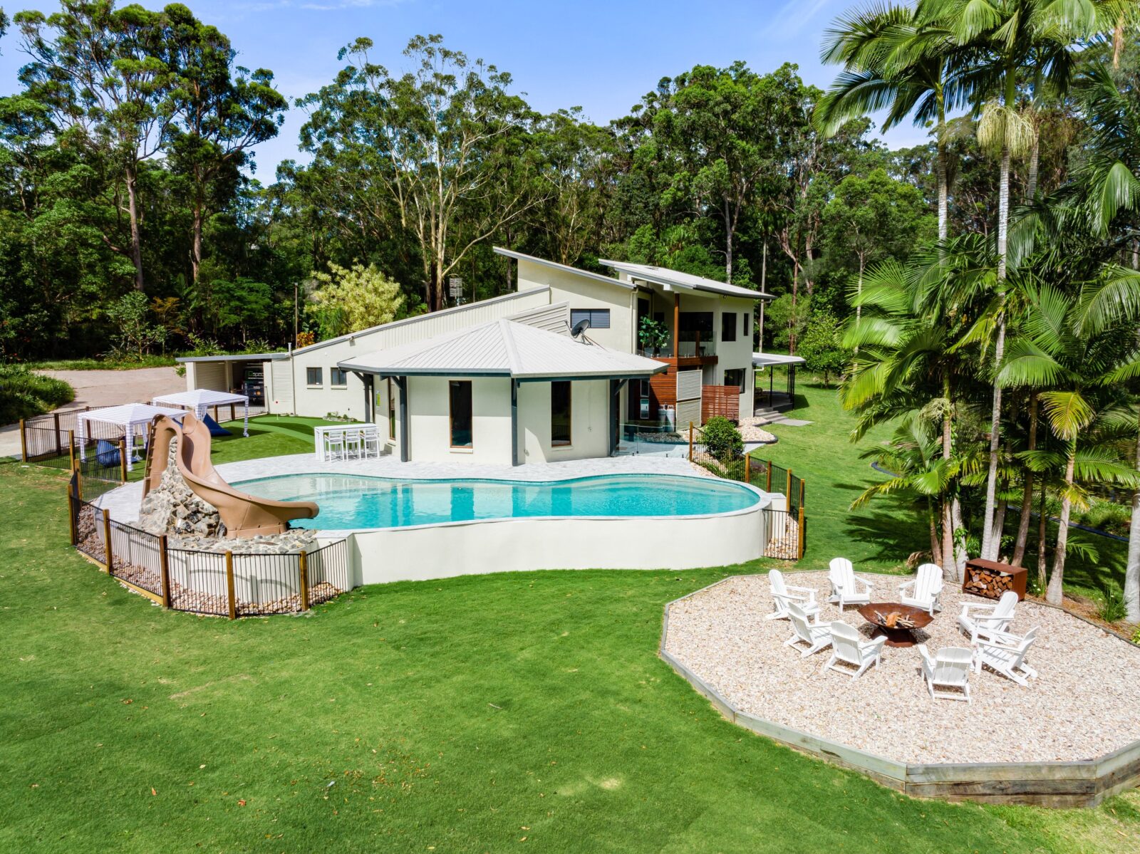 Noosa Hinterland accomodation, large group bookings with a pool and fire pit, close to Noosa Heads