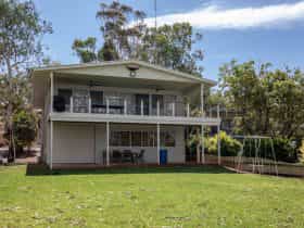 holiday home set on the banks of th murray river at Mannum