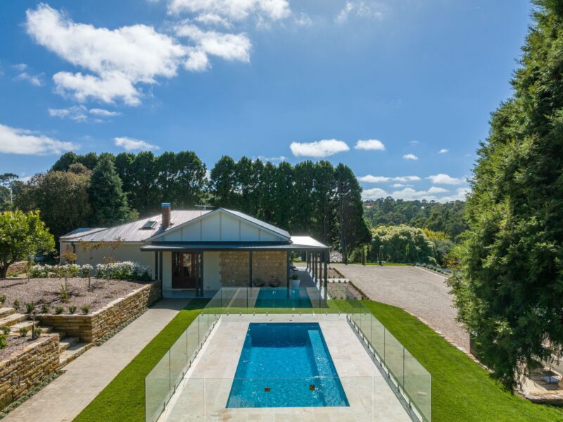 Adelaide Hills House has a sparkling swimming pool with vineyard views across the Piccadilly Valley