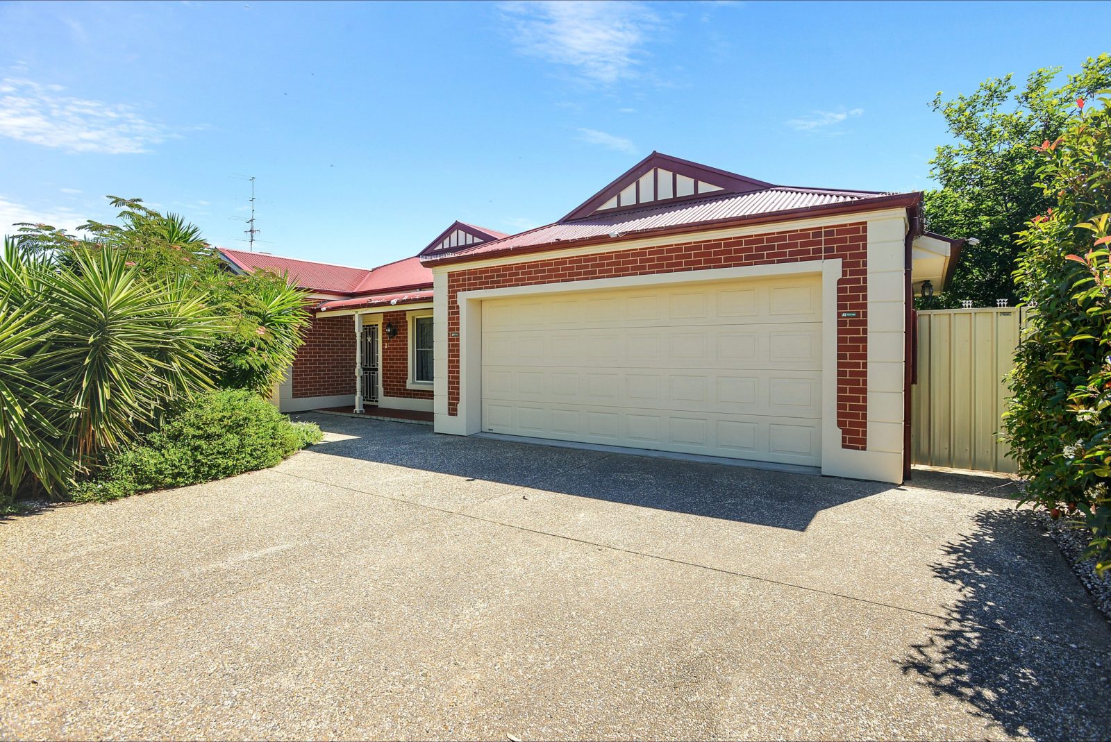 All Seasons' Port Elliot Holiday House Frontage with large double garage