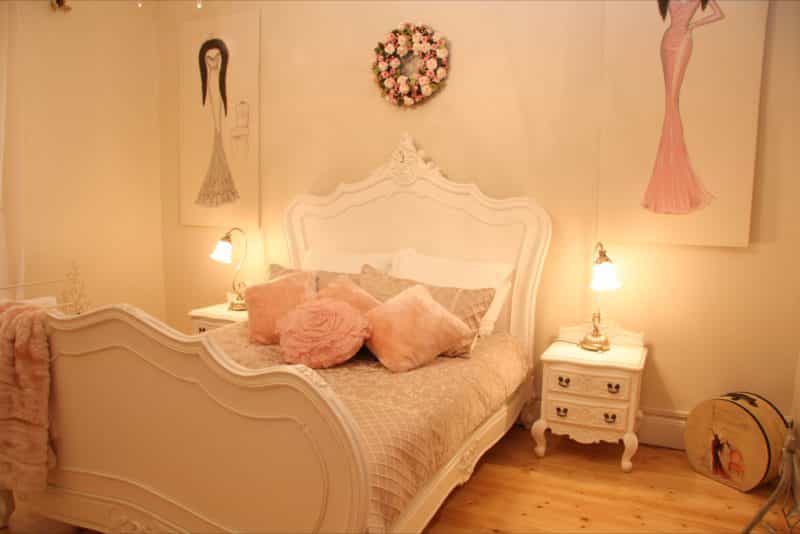 Azalea Cedar Rose - bedroom