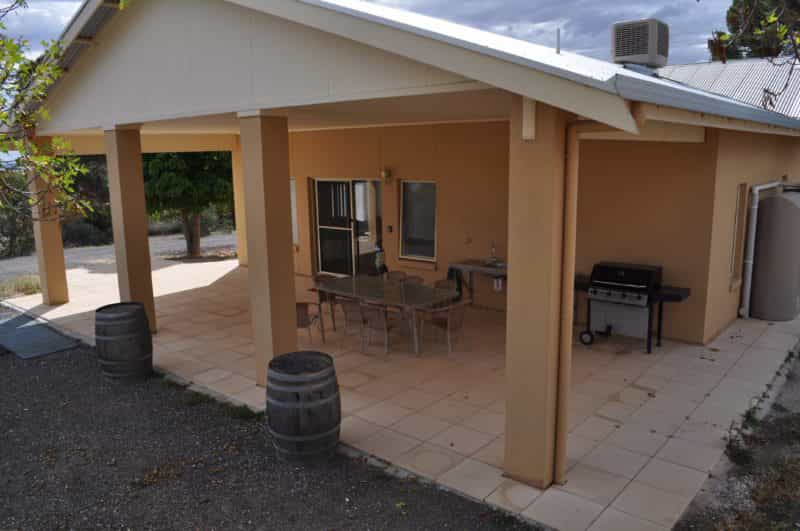 An outdoor kitchen & dining area caters for up to 8 guests.