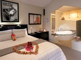 Luxury Couples Accommodation at Riverview Rise Retreats