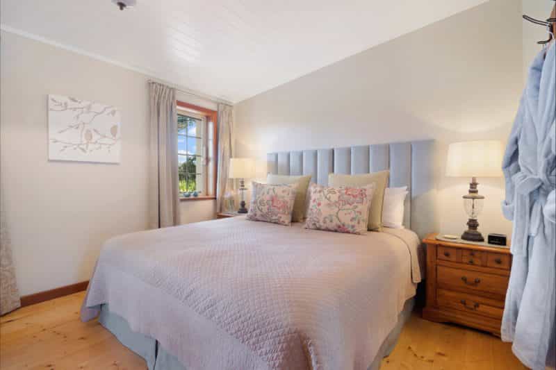 Cupids Cottage - bedroom with king bed