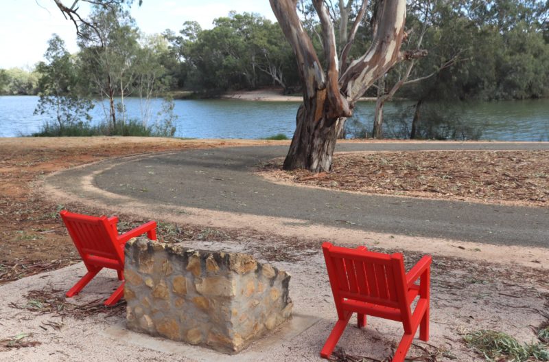 A pair of #riverredchairs sits next to the Hbel's Bend monument.
