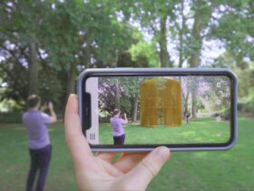 A large cage image is shown on a mobile phone screen in the Botanic Garden