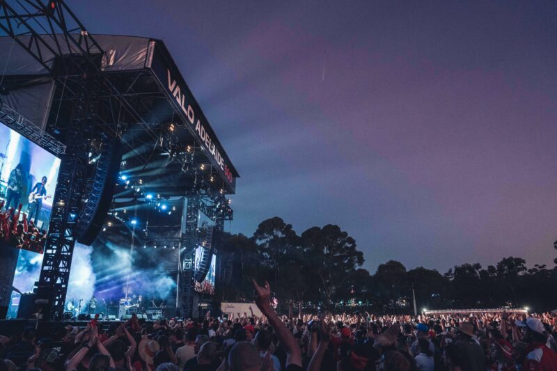 Image of crowd enjoying the VAILO Adelaide 500 after race concert