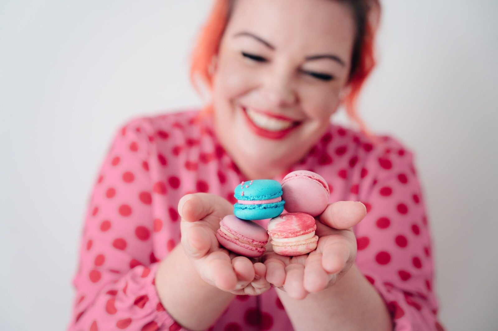 Hayley from Zynski Bakes holding a macaron