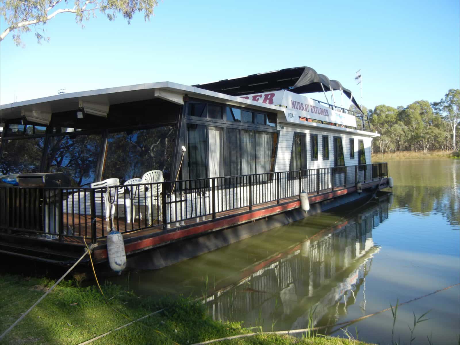 Murray Entertainer at Paringa with easy boarding access