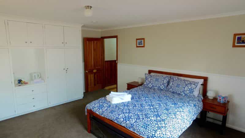 Queen bed with private bathroom, TV and sitting area, breakfast included in price of room