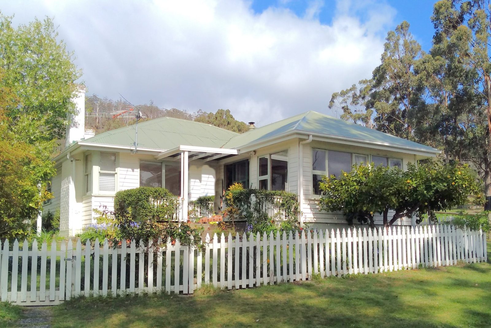 Huon River Country Cottae is set in a pretty garden and rural landscape