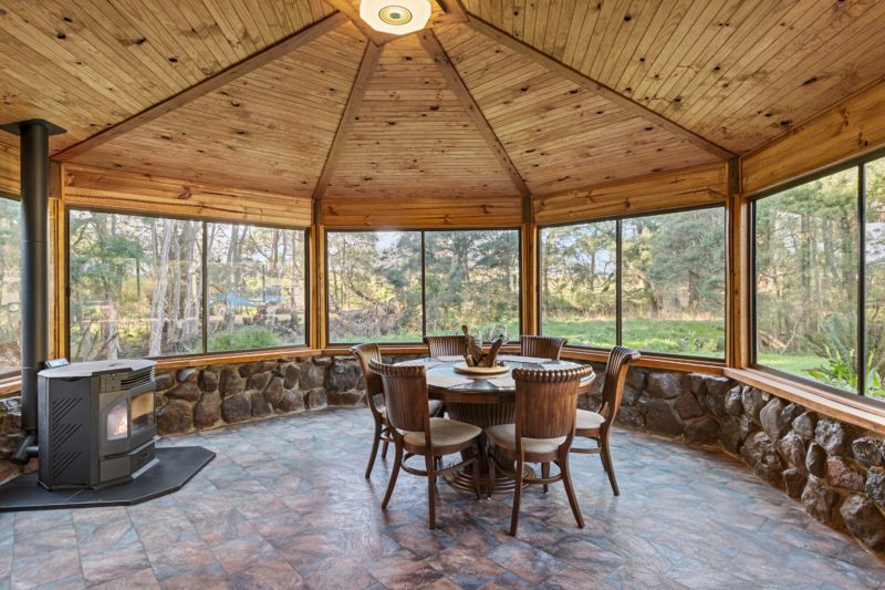 The Dinning room has a view of the creek running past . The pallet heater will keep you warm.