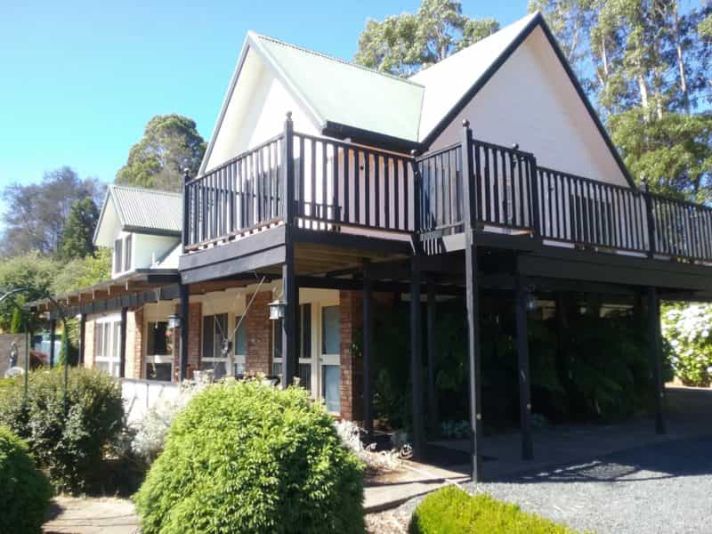 Robin's Nest Bed and Breakfast located centrally in the Cradle Coast area of beautiful NW Tasmania