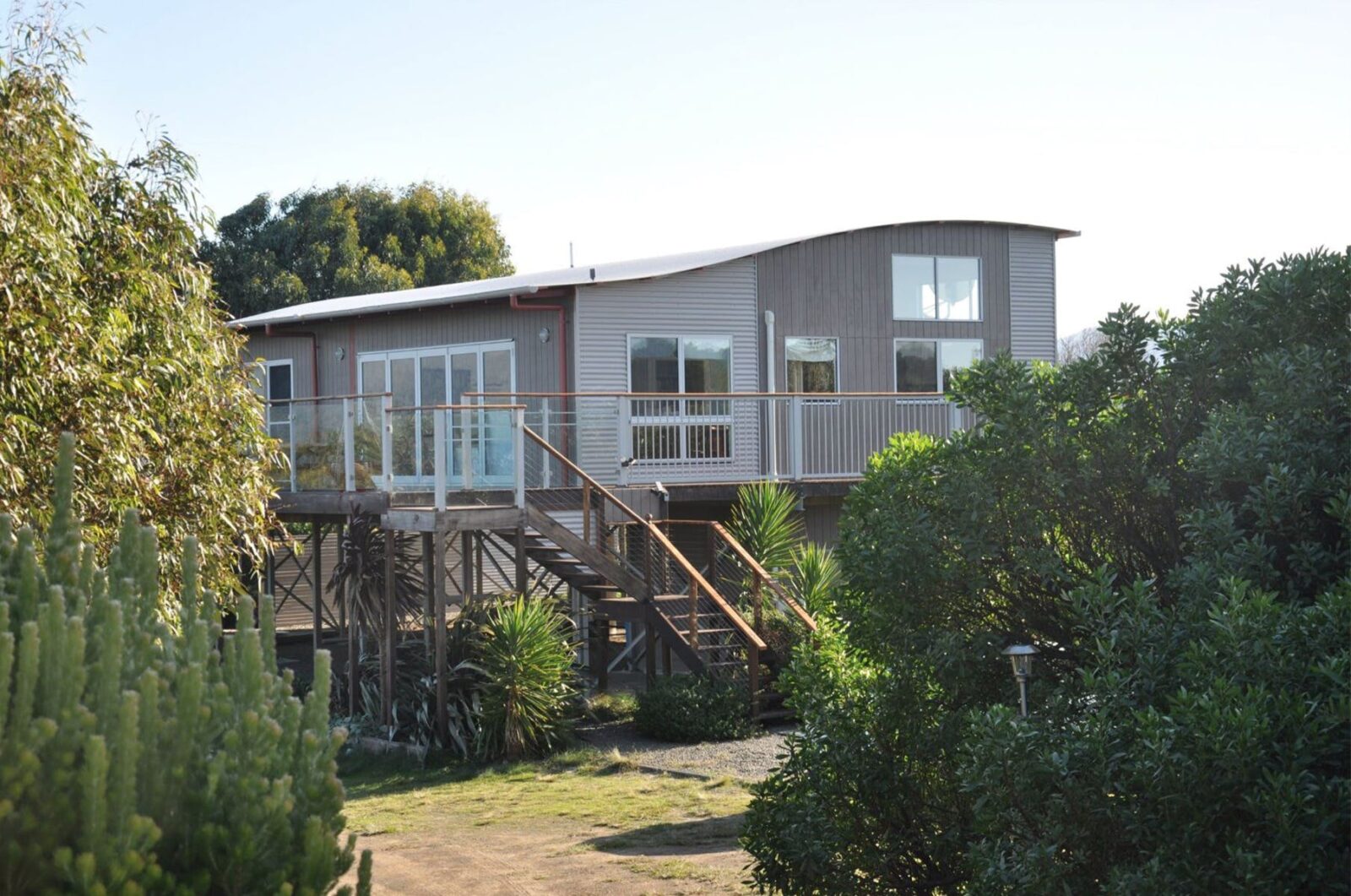 Perched on the headland the modern Seymour Waves has stunning views down the beach to Bicheno