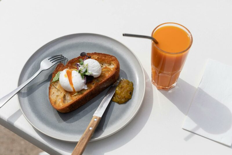 Poached eggs and juice