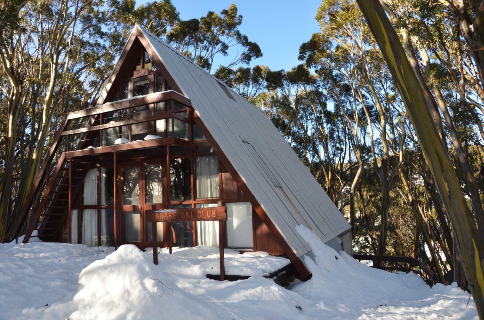 ANARE A frame lodge set in t5he snow amongst snow gum trees. Ski to ski run and XC trails.