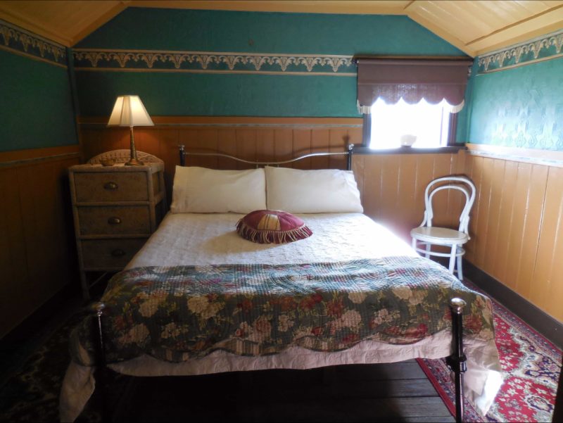 Settler's Hut bedroom - double bed