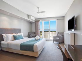 Ocean view Queen accommodation at Deep Blue Hotel & Hot Springs Warrnambool