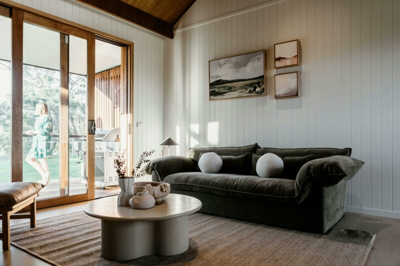 Comfortable Lounge Room overlooking the Lake